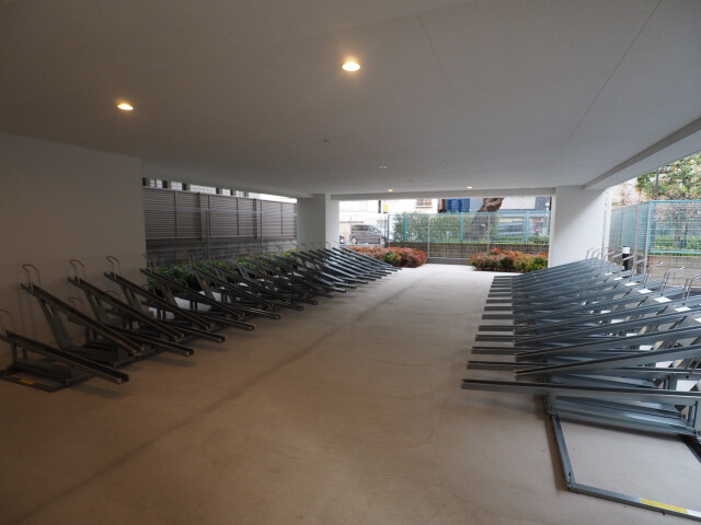 ドゥーエ日暮里Ⅲ1階 駐輪場