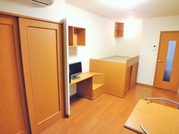 レオパレス桜108号室 造付けベッドあり、ベッド下収納あり