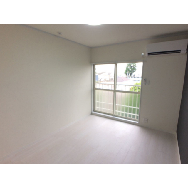 スリーパインズ204号室 リビング