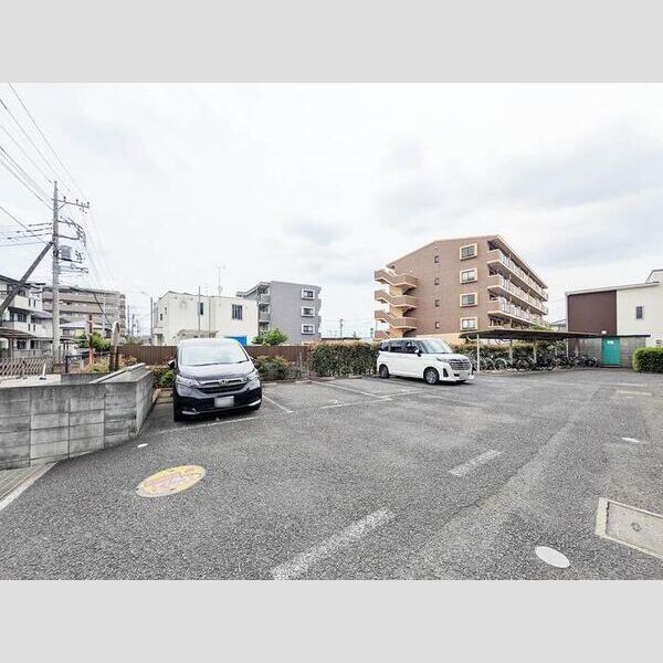 ロイヤルシャトー金子302号室 駐車場