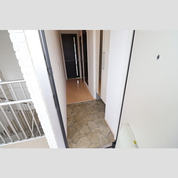 ロイトンⅢ301号室 玄関