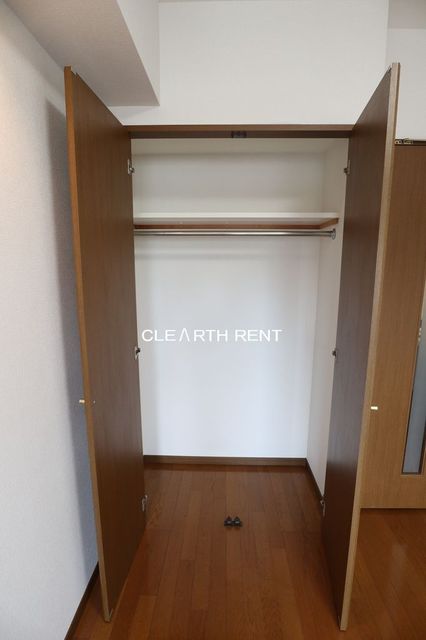パレステュディオ新宿パークサイド10階 整理しやすいハンガーパイプ付きクローゼット