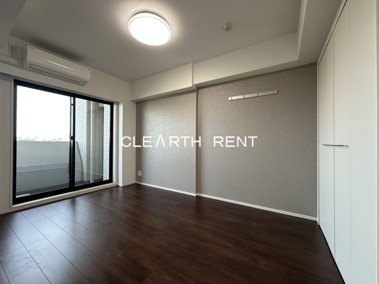 プラシア蒲田 ＴＨＥ ＧＲＡＮＤ ＲＥＳＩＤＥＮＣＥ5階 綺麗なアクセントクロスのベッドルーム