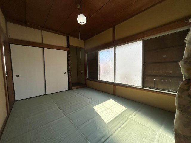 仁戸名町 戸建 床傾き有り、庭側の窓開閉不可のため納戸としています