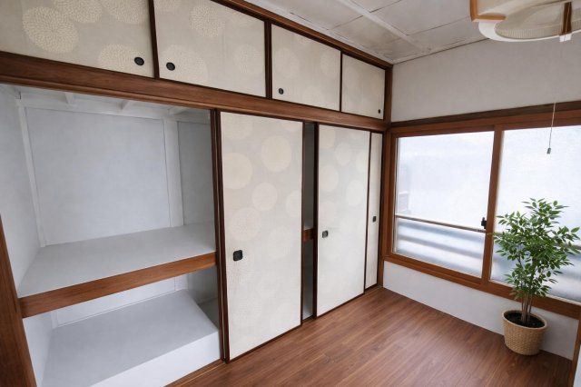 柏市南逆井戸建 2階の角の部屋に広い押入れ、冬の布団なども困らないです。