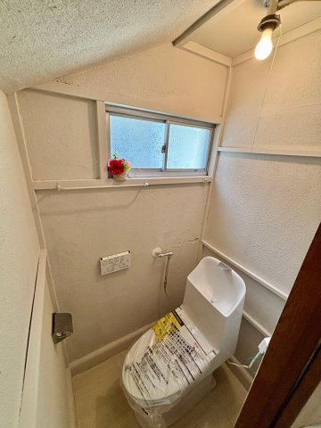 猫と木漏れ日のカヌレ 交換したばかりで清潔なトイレです