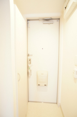 リブリ・反町・東神奈川 玄関