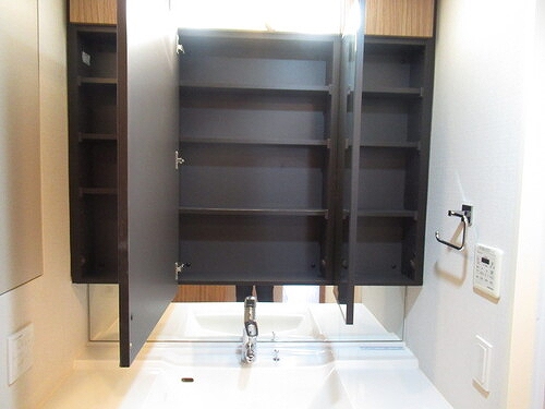 ザ・スカイクルーズタワー9階 洗面台収納