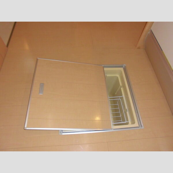 シャインアイリス　Ⅱ102号室 床下収納