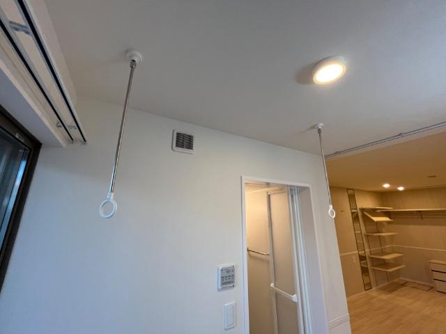 a l’aise （ア　レーズ）102号室 室内物干し