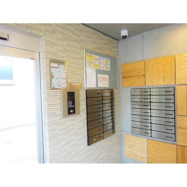 フォレストメゾン聖蹟B102号室 エントランス