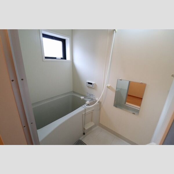 ロイヤルガーデン　B101号室 バス(窓付き)