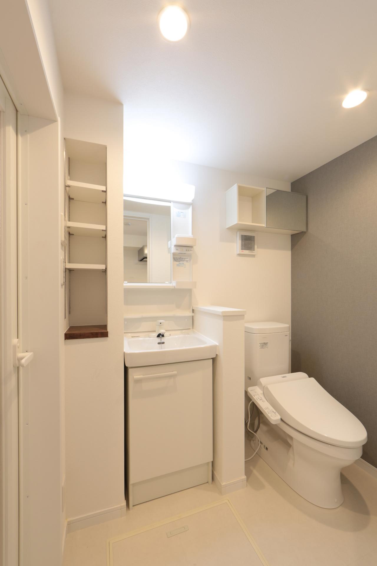 シャトレ生田緑地2F号室 収納豊富な洗面台＆洗浄便座です