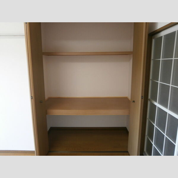 クレスト平山203号室 洋室6帖物入れ