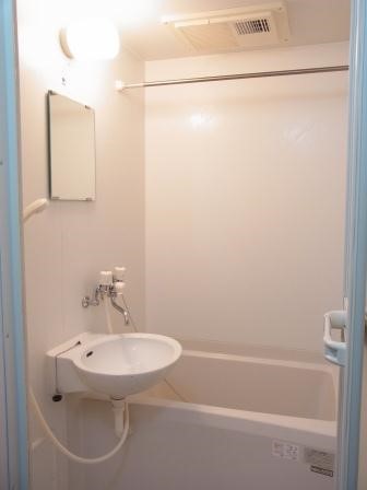 レオパレスプチベルク四番館107号室 雨の日に便利な浴室乾燥機・物干し竿付き