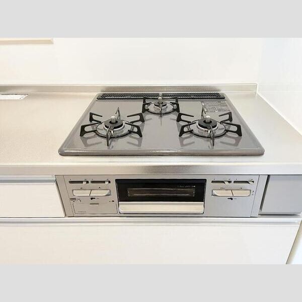 ルリアン千住緑町 グリル付き3口コンロ