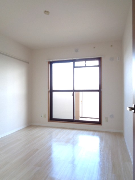 ファミーリェ二俣川0302号室 洋室１　※別号室の参考写真です(現況優先・仕様違いの場合あり)