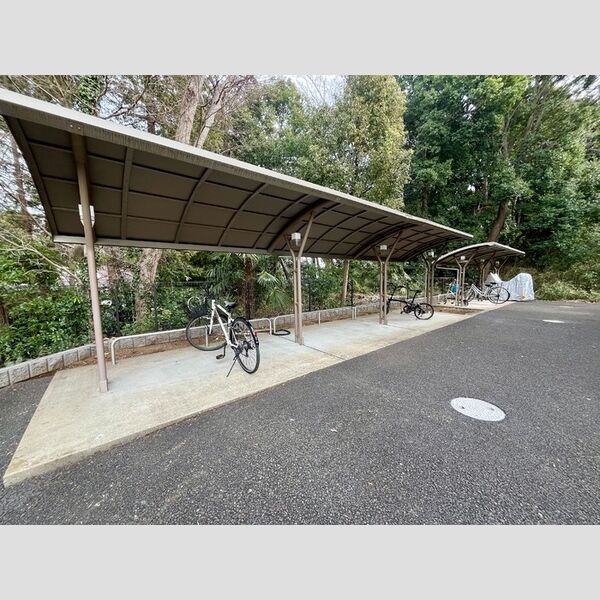 サリジエC棟202号室 駐輪場