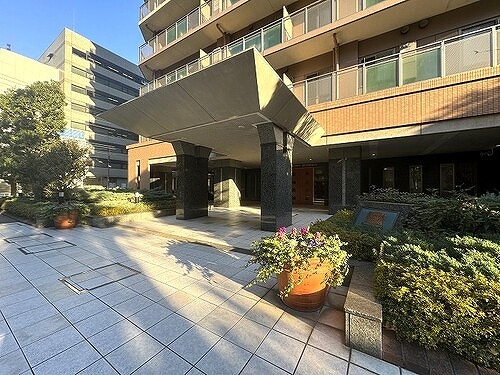 ライオンズタワー池袋 エントランス外観　※前回募集時2023年12月撮影