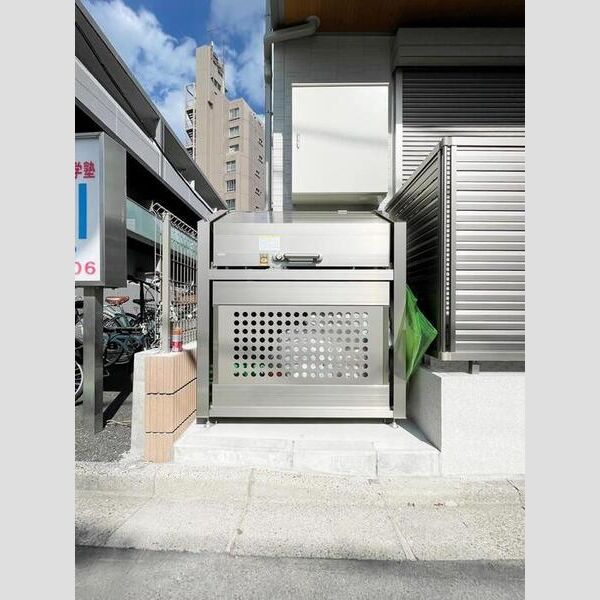 グラナーデ南千住201号室 ゴミストッカー