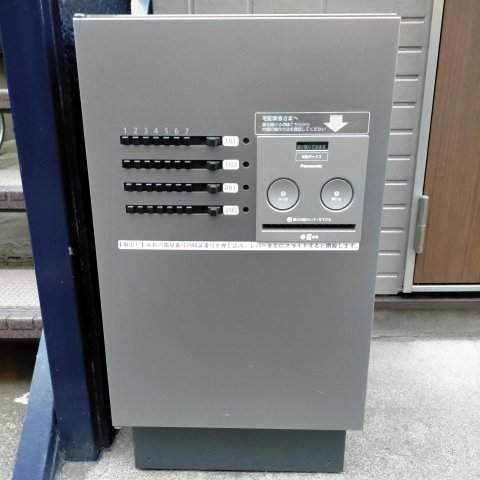 メゾンモール・SUZUKI-Ⅰ201号室 ■大型の宅配ボックス。不在時でも貴重品を安心して受け取れます