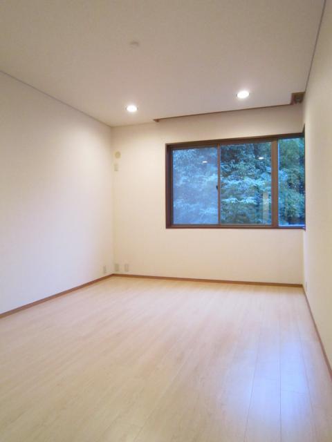 カーサ湘南 ８．６帖の洋室です。