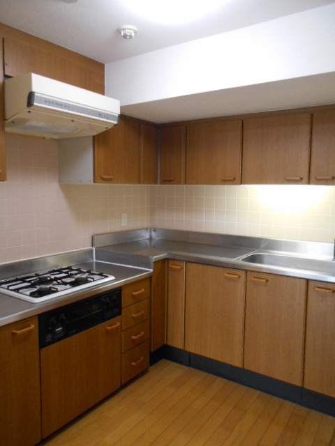 ラ・クラッセ西寺尾0211号室 ☆Ｌ字キッチン☆調理スペースも広いので料理がしやすいです☆