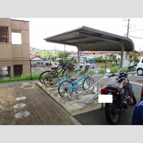 グリシーヌ102号室 駐輪場