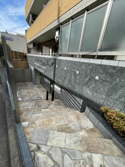 ガーラ・ヒルズ目黒東山1階 毎日通るエントランスはこのようになっています