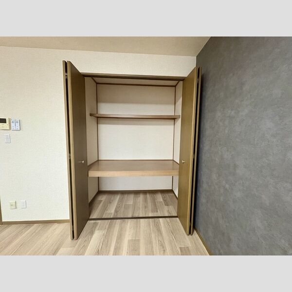 ハイカムールST・ユアサ203号室 LDK物入