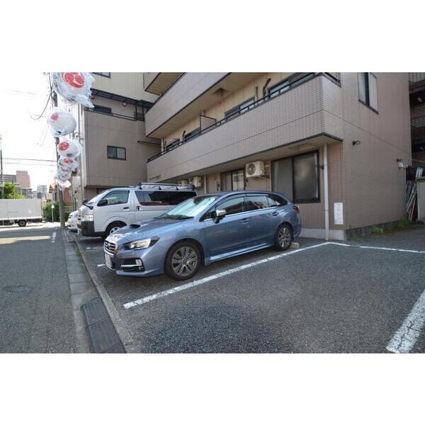 ケインズ・コート302号室 駐車場