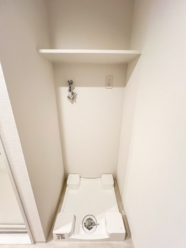 ドゥーエ王子神谷5階 洗濯機置場