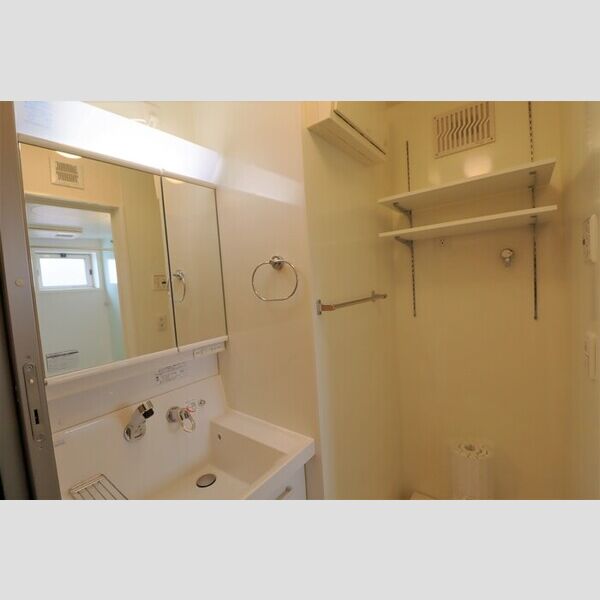 クレール 洗面室の洗濯機スペース上部に収納棚があります