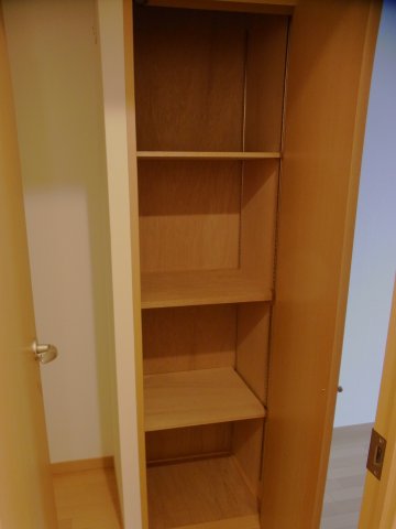 キャロンコート横浜 キッチン側収納　※別号室の参考写真です(現況優先・仕様違いの場合あり)