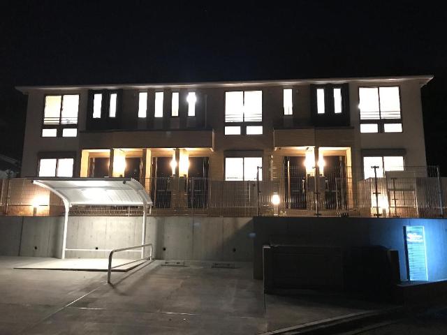 ビオレッタ 外観写真（夜）