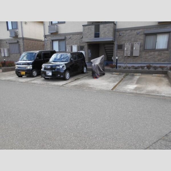 クレールルピナスA・B 駐車場