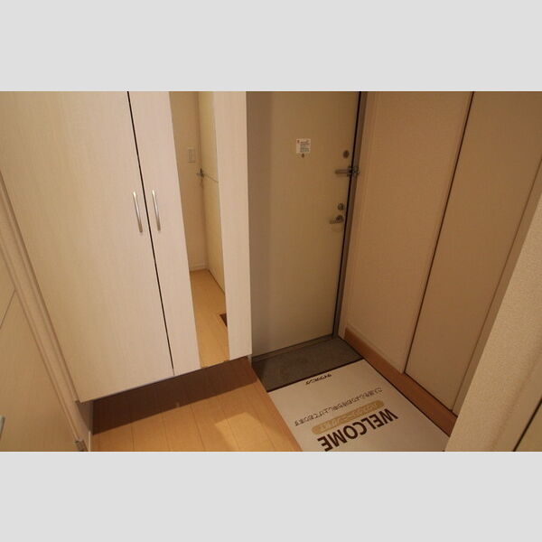 セピアコート 玄関にはミラー付シューズボックス♪