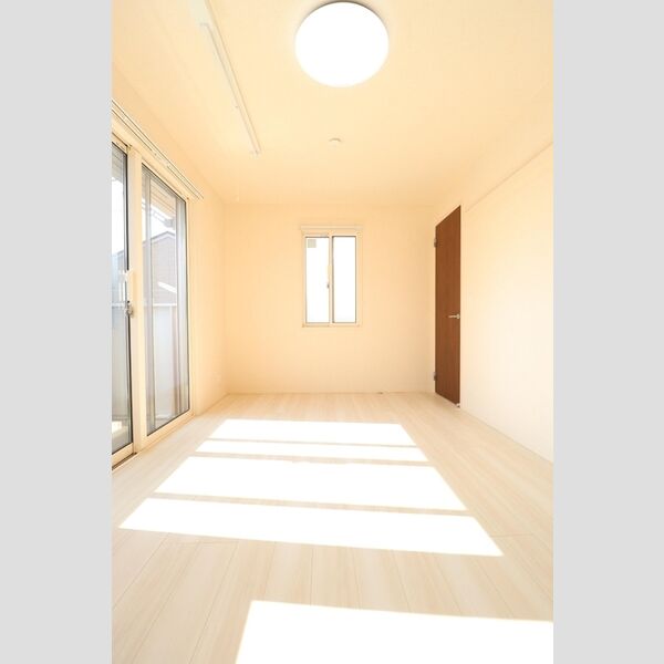 ドミール彩 2階バルコニー側洋室