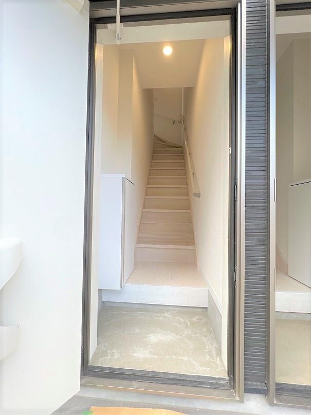 アトリアコートⅣ202号室 1階玄関には収納が内階段で2階へ