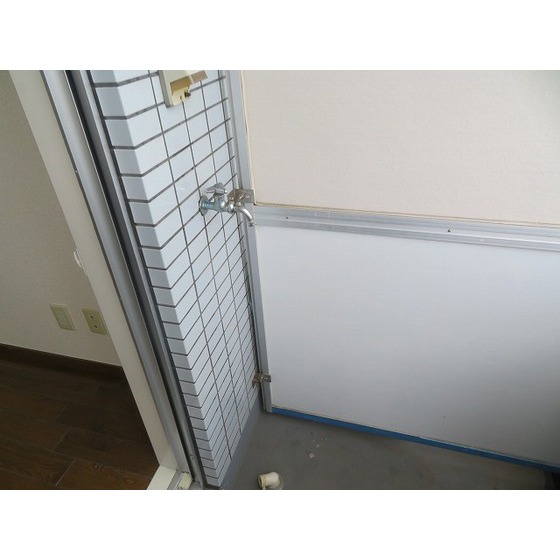 エレガンス綾瀬６0807号室 室外洗濯機置場