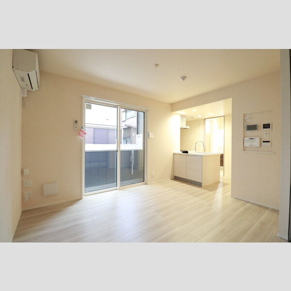 シェーンブルーメ横浜108号室 リビング