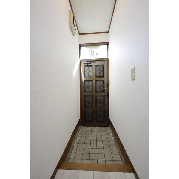 ホワイトハウスA棟 玄関