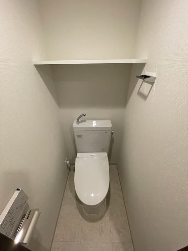 ガーラ・ステーション川崎久地1階 ゆったりとした空間のトイレです