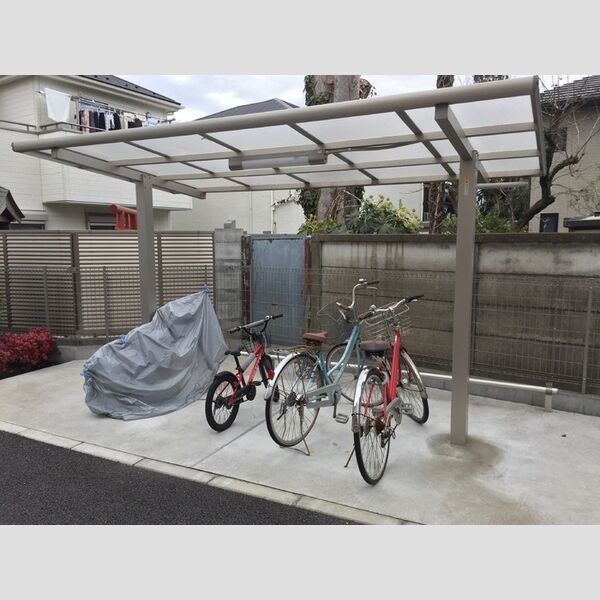 アルピーヌフローラ 屋根付き駐輪場