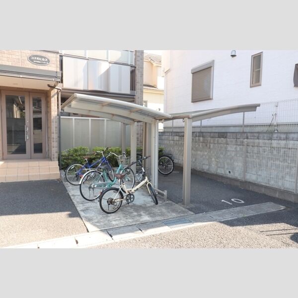 コスモヒルズ102号室 駐輪場