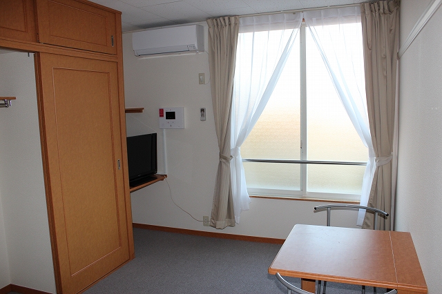 レオパレスドゥマン姉崎 クローゼット・机・イス・テレビ･エアコン