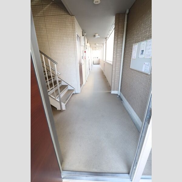 メルヴェーユ三郷中央　B ロビー