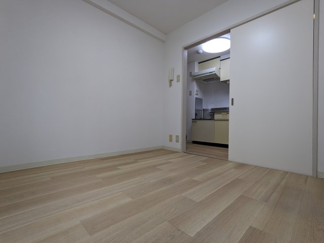 ワイケービー桜台104号室 リビング