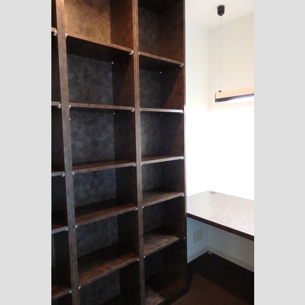 ロイヤルパークス若葉台1401号室 書斎にある棚