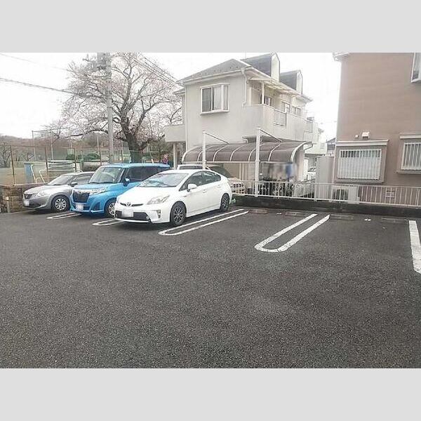 ウインド・ヒル　B 駐車場